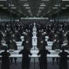 Cinema e Distopia : Black Mirror, La Serie TV Presciente che Carica Un Futuro in Frantumi dell’Umanità