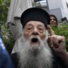 Atene, Grecia : Un Vecchio Prete Ha La Forza di Gridare “Eretico” a Francesco Bergoglio