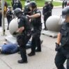 Stati Uniti : Assolti I Poliziotti che Scaraventarono a Terra Un Dimostrante Pro-Floyd Rompendogli il Cranio